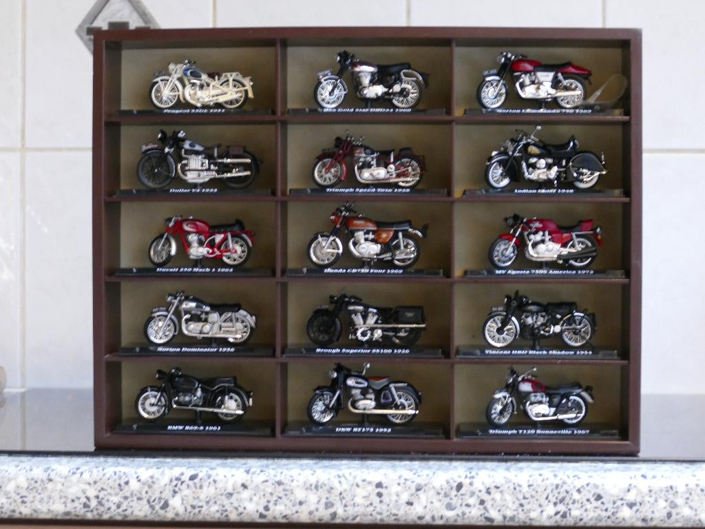 Motos miniatures anciennes sur un présentoir  imitation bois, Ophalen of Verzenden, Zo goed als nieuw, Motoren