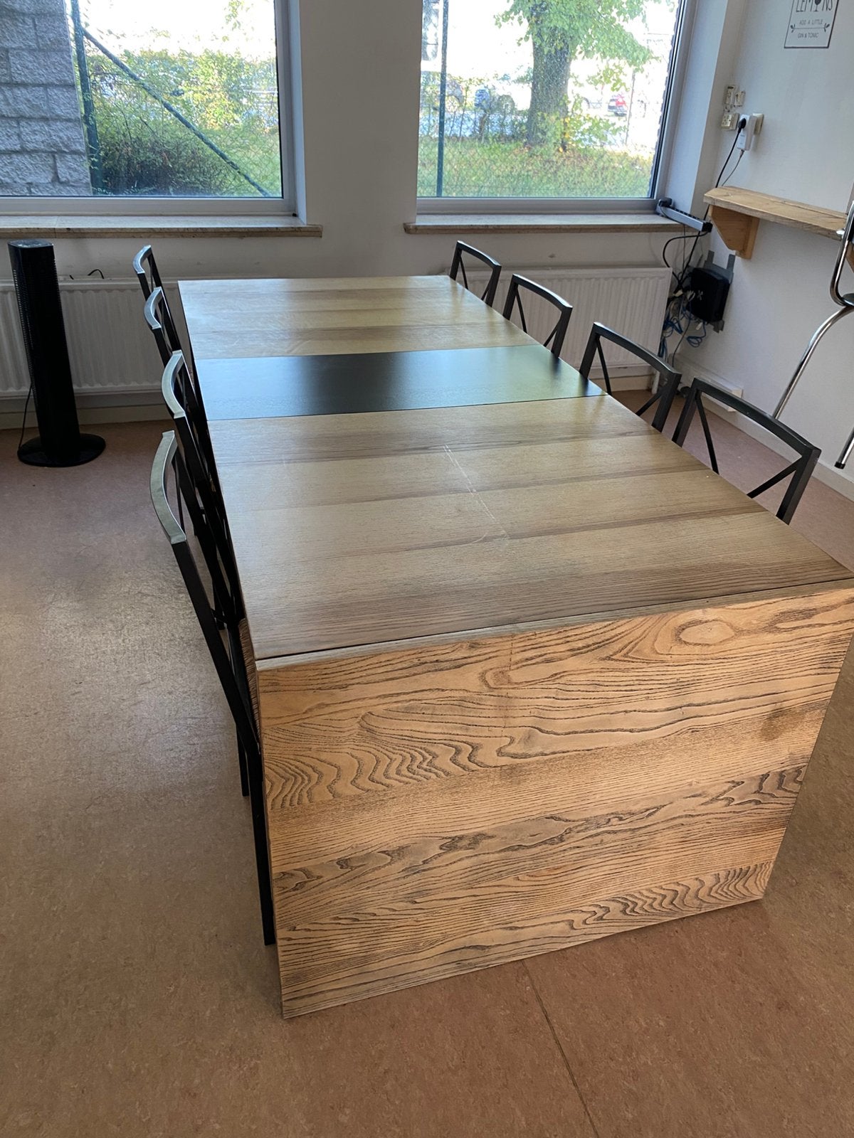 Houten tafel en stoelen, Enlèvement