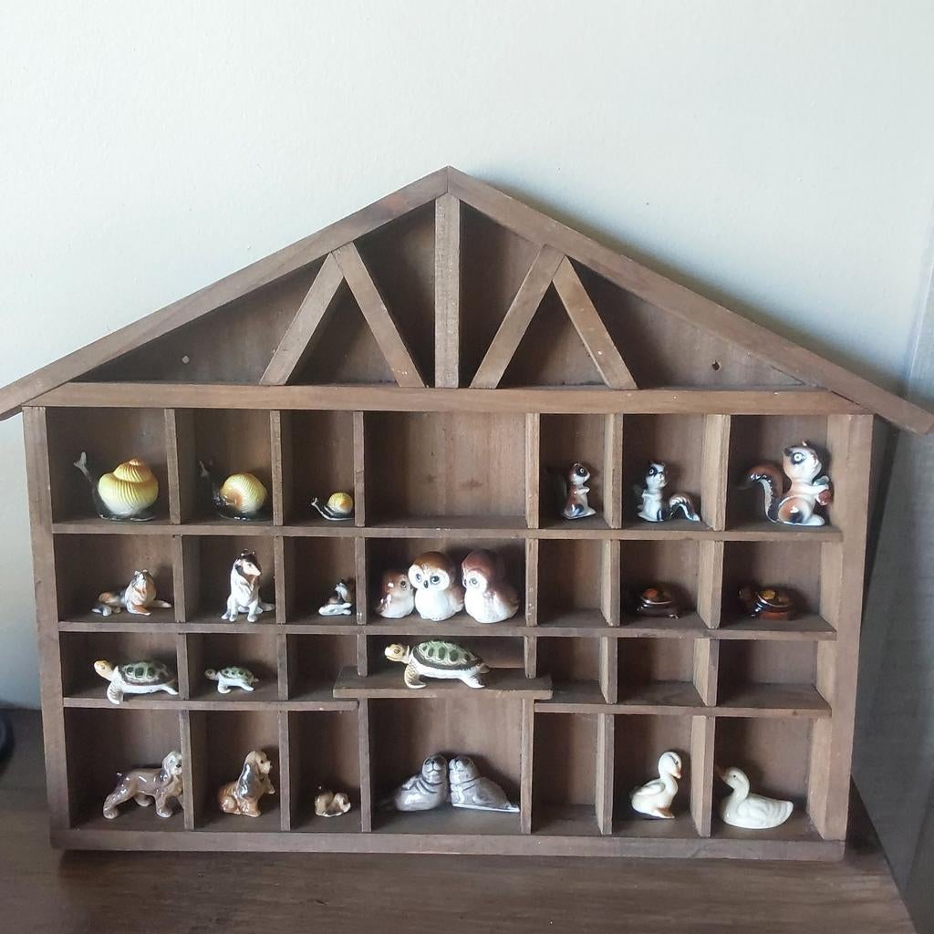 Mooi houten rekje met stenen beeldjes, Ophalen of Verzenden