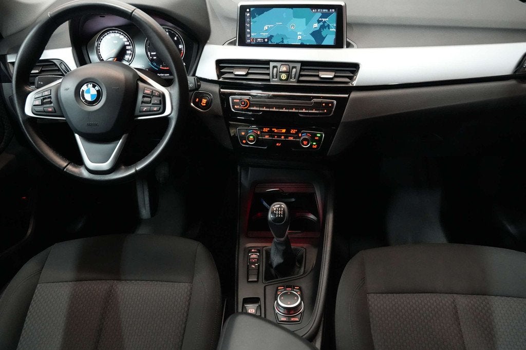 BMW X1 1.5 d EURO 6d Garantie Facelift LED Prof Navi Crui, Auto's, BMW, Stof, Gebruikt, Zwart, Bedrijf