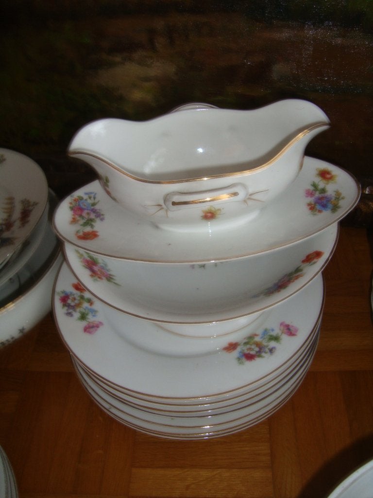 Deel van een eetservies. Baudour, Defuisseaux., Ophalen
