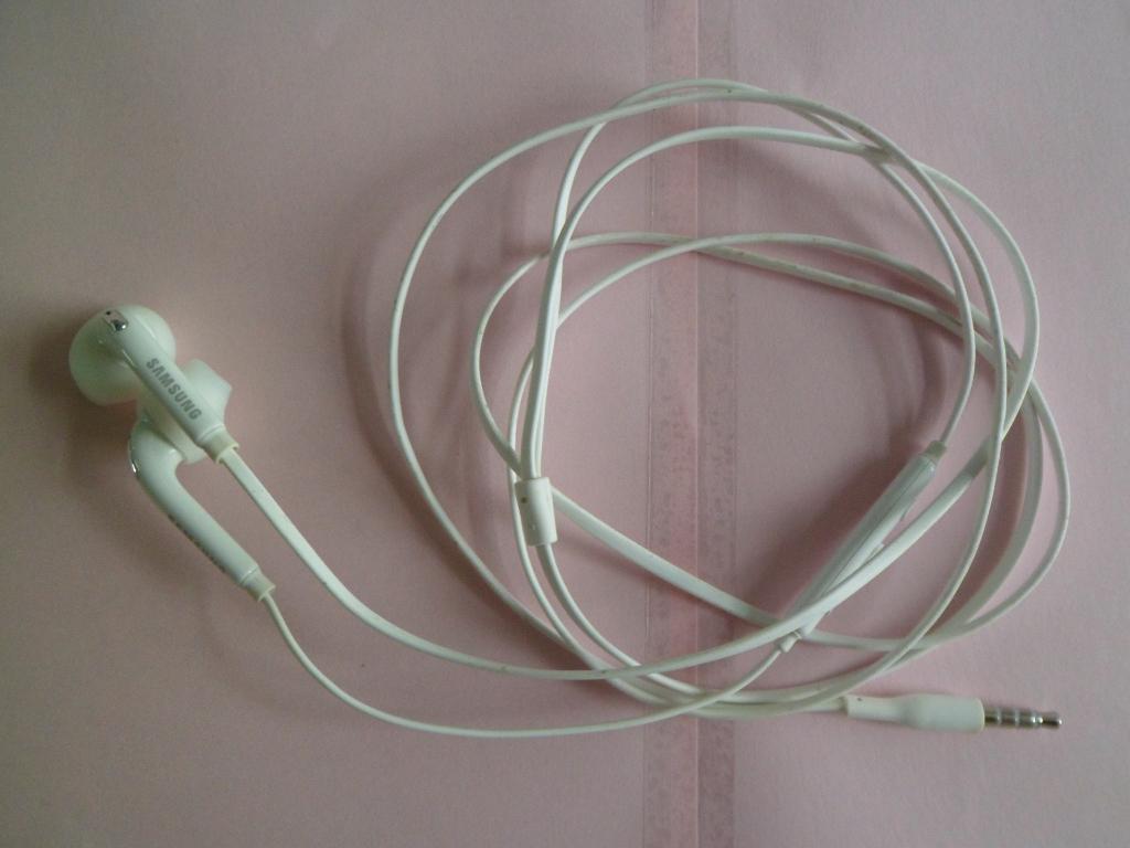 Oortjes SAMSUNG, kleur wit met knop en micro, jack 3.5mm, Telecommunicatie, Ophalen, Zo goed als nieuw