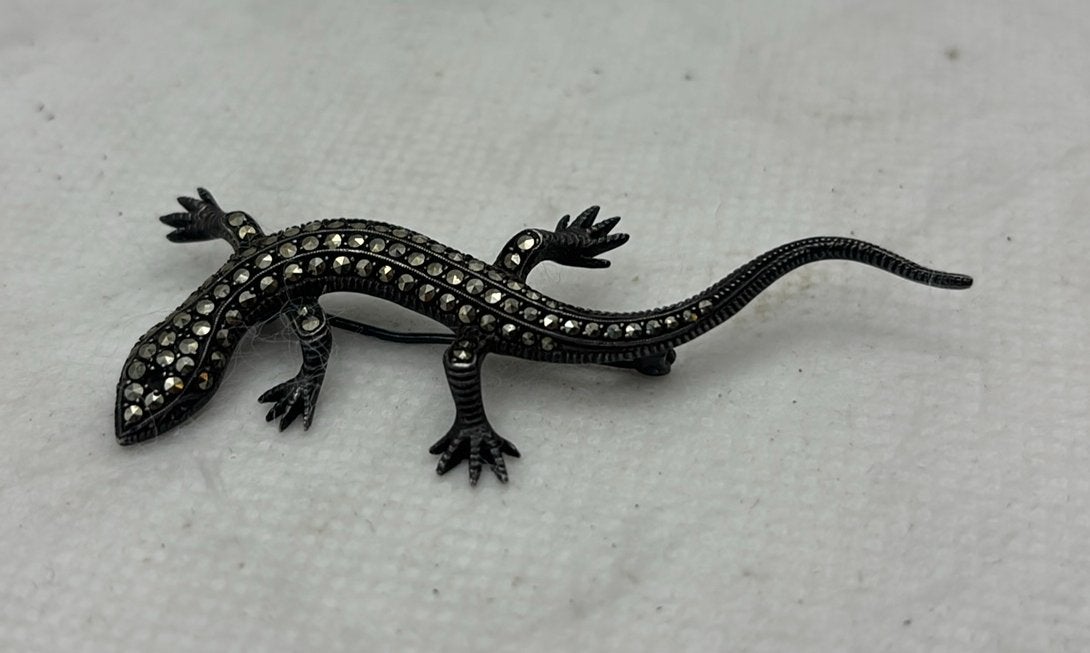 Zilverkleurige hagedisbroche met stenen in marcasietstijl, Handtassen en Accessoires, Ophalen of Verzenden, Gebruikt, Goud, Goud