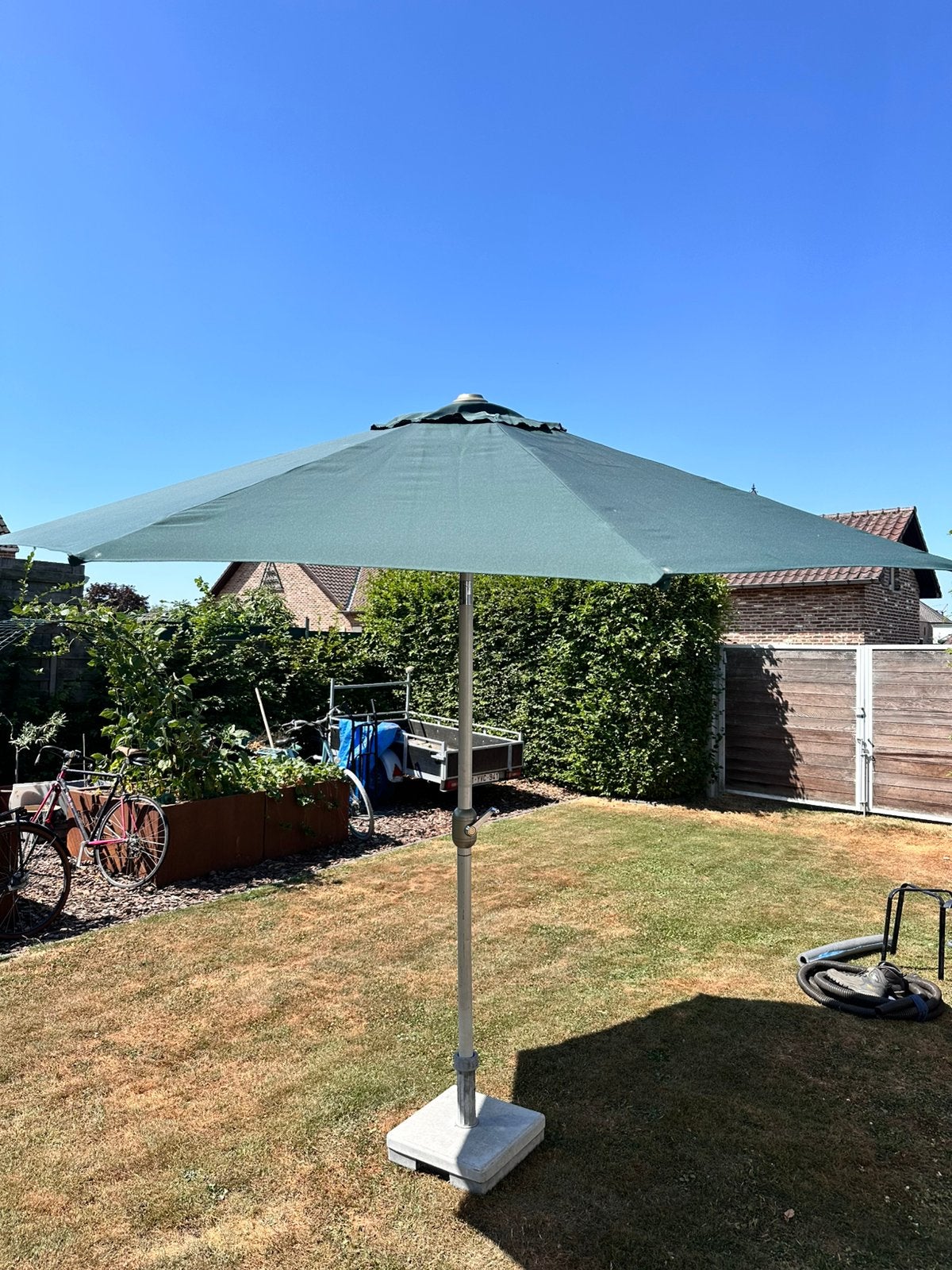 Parasol met stevige betonnen voet en hoes, Ophalen, Gebruikt, Kantelbaar