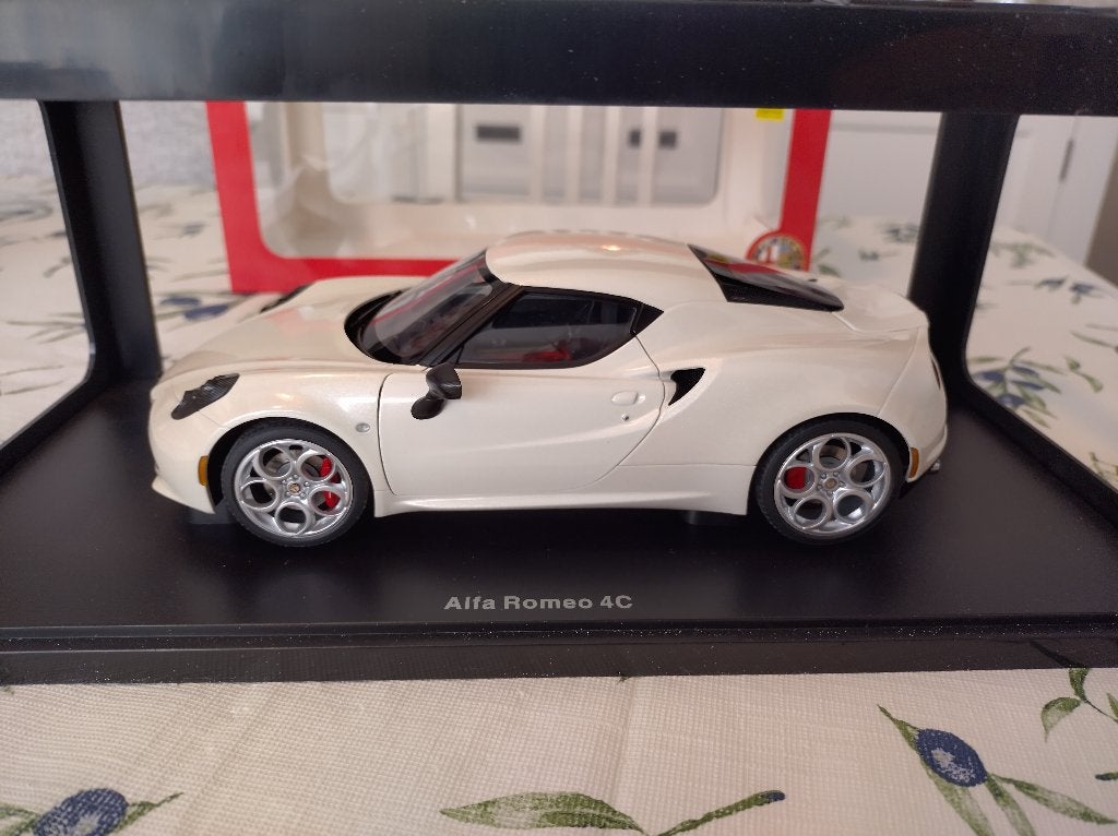 Alfa Roméo 4C. Autoart 1/18, Hobby & Loisirs créatifs, Enlèvement ou Envoi, Comme neuf, Voiture, Autoart