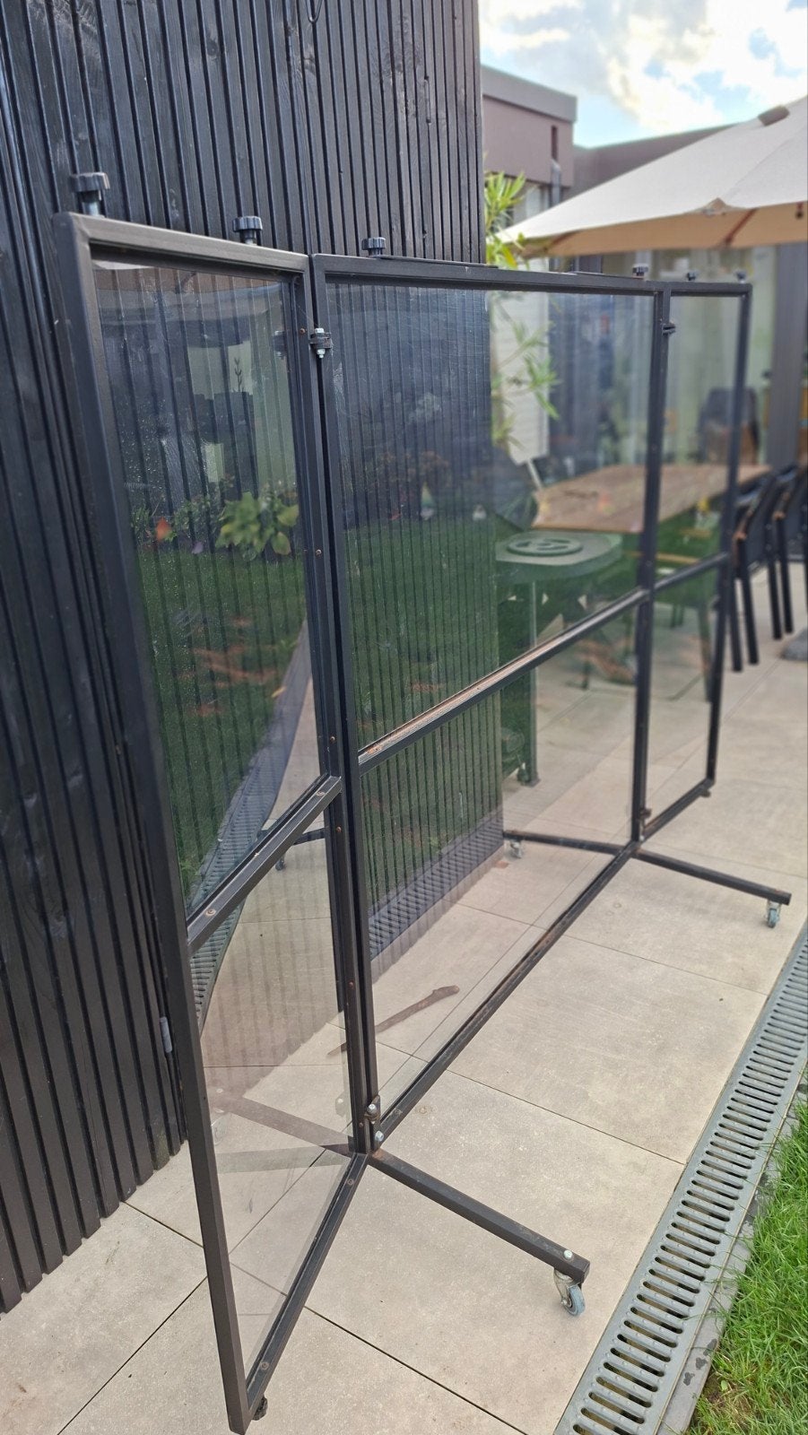 Flexibel Verrijdbaar Windscherm / Terrasscherm (Zwart Frame, Ophalen, Uittrekbaar, Gebruikt
