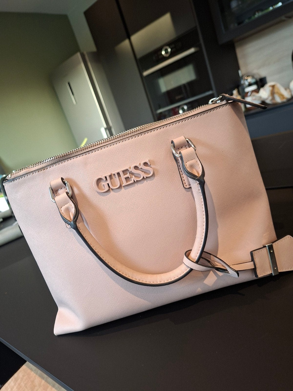 Sac GUESS rose poudré.  Excellent état., Enlèvement ou Envoi, Rose
