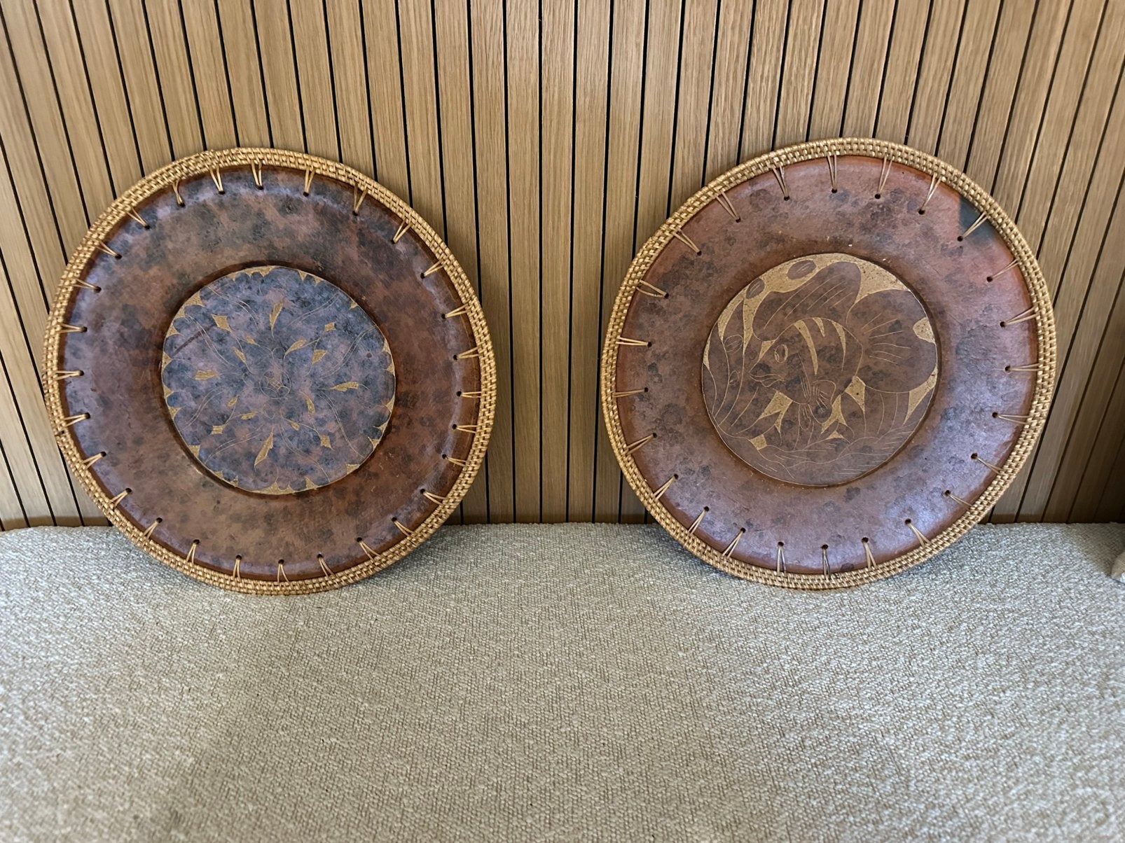 Prachtige set van 2 Lombok wandborden – Terracotta & Rotan, Antiek en Kunst, Ophalen of Verzenden