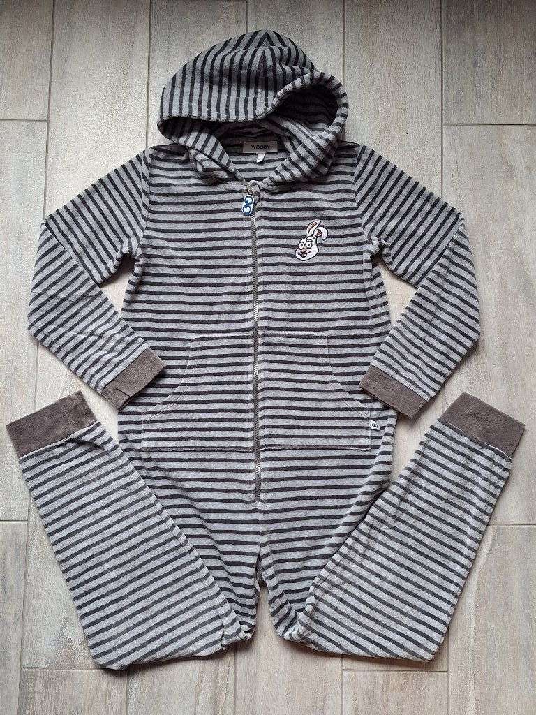 ★ M140 - Woody onesie velours thema konijn, Nacht- of Onderkleding, Ophalen of Verzenden, Zo goed als nieuw, Jongen
