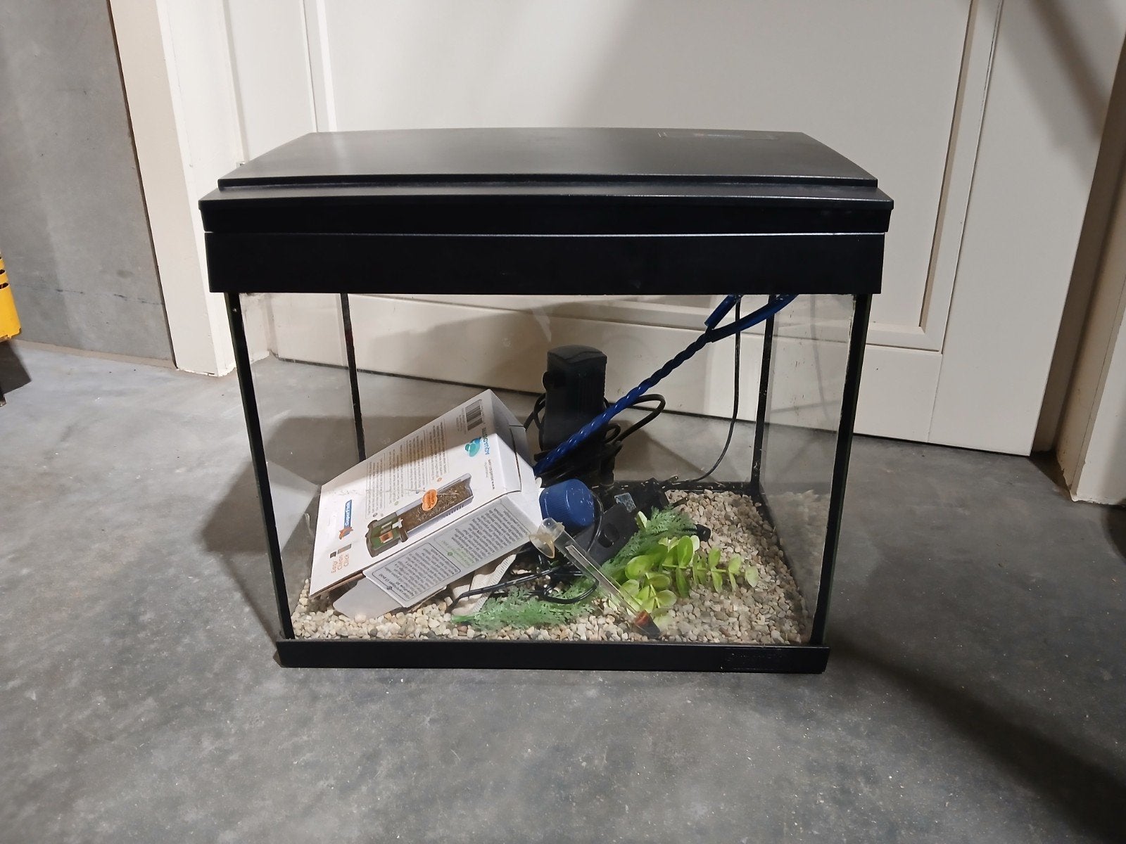 Aquarium met filter en toebehoren
36 cm lang, 30 cm hoog en, Dieren en Toebehoren, Ophalen, Inclusief toebehoren, Gebruikt, Filter