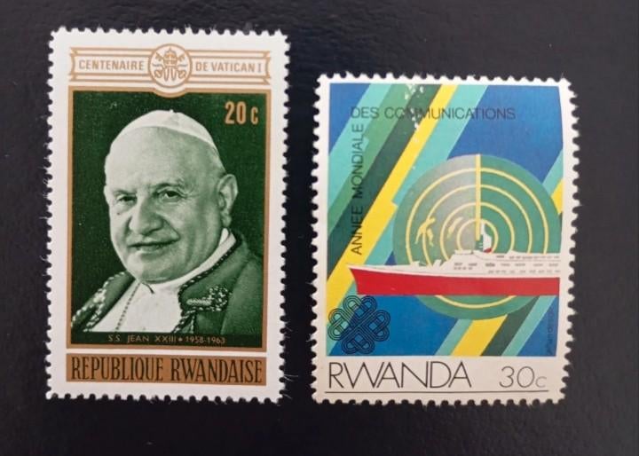 Lot of 2 mint Rwandan stamps - assorted, Timbres & Monnaies, Timbres | Surinam, Envoi