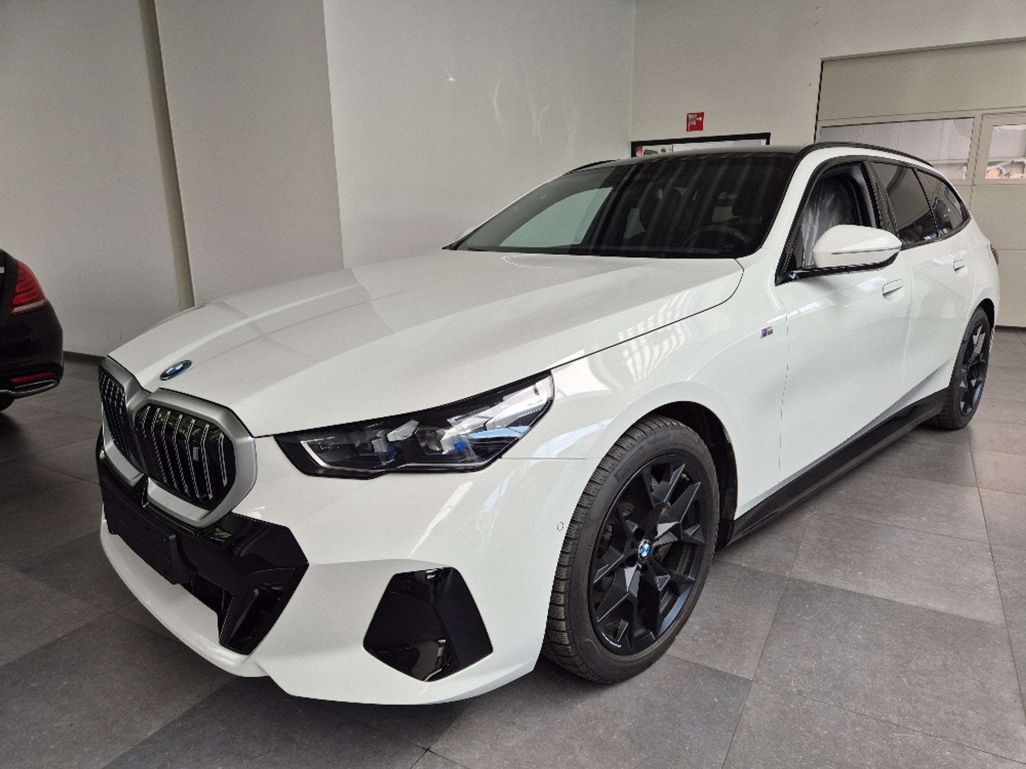 BMW i5 i5 eDrive40 Touring Mpakket, Auto's, 339 pk, Gebruikt, Zwart, Wit