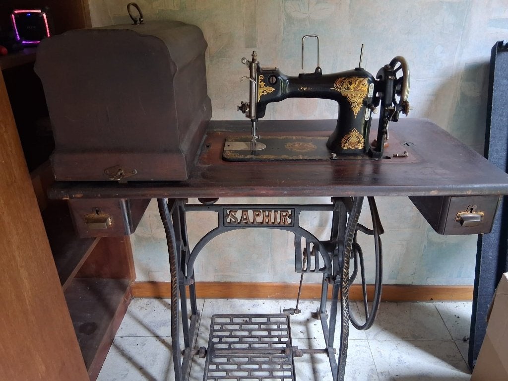 Antieke Saphir Stikmachine / Trapnaaimachine met Houten Kap, Ophalen