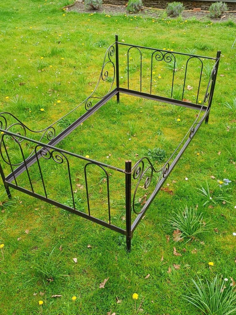 Gietijzeren bed Linea Ferrea, Ophalen