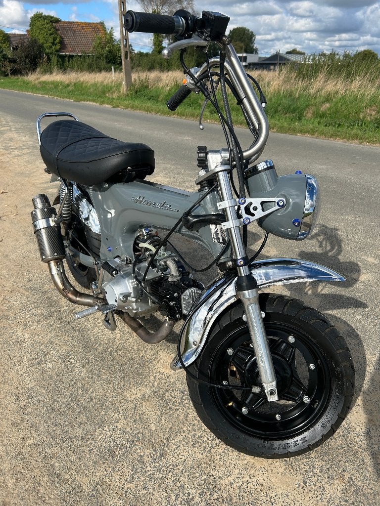 UNIEKE custom lowrider dax als nieuw ( bj 2023 740km), Ophalen, Overige modellen, 72 cc, 4 versnellingen