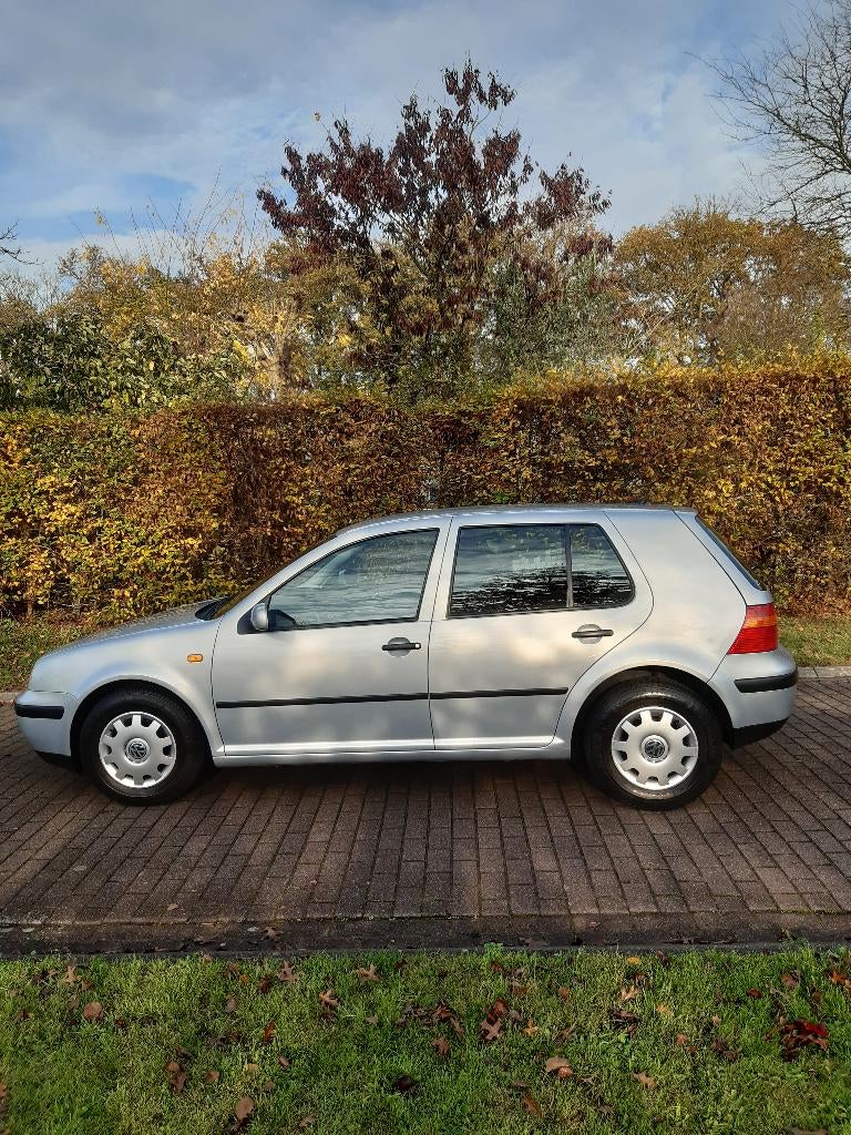 VW Golf MK4, Auto's, Volkswagen, Particulier, Golf, Benzine, Berline, 5 deurs, Handgeschakeld, Zilver of Grijs, Zwart, Stof, Voorwielaandrijving