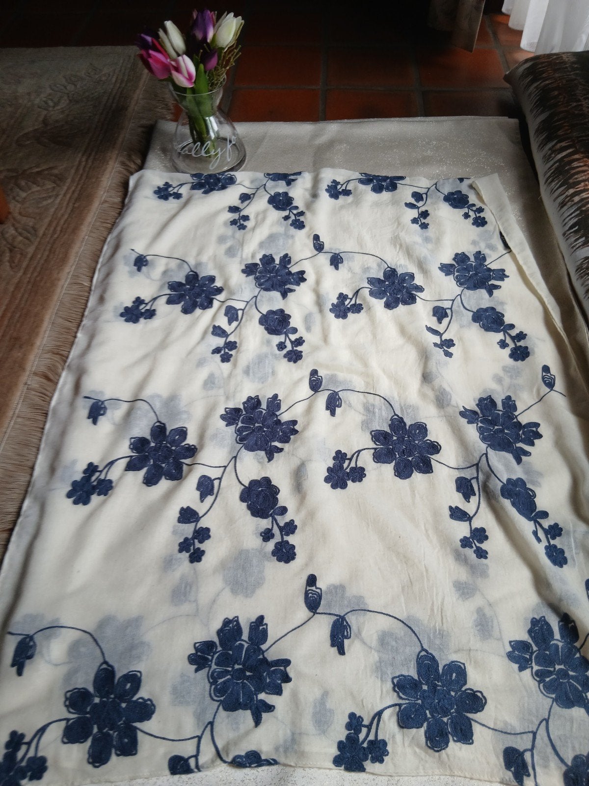 Mooie lichte sjaal in wit met blauwe bloemenprint. Nog in ze, Kleding | Dames, Mutsen, Sjaals en Handschoenen, Ophalen of Verzenden