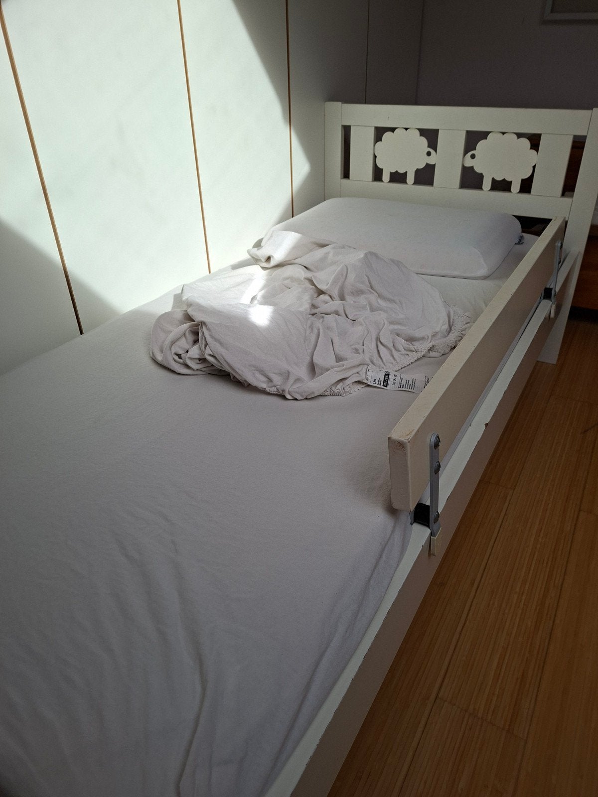 lit enfant 160 x 70 cm + barriere amovible + matelas + draps, Matelas, 70 à 85 cm, Enlèvement, Utilisé