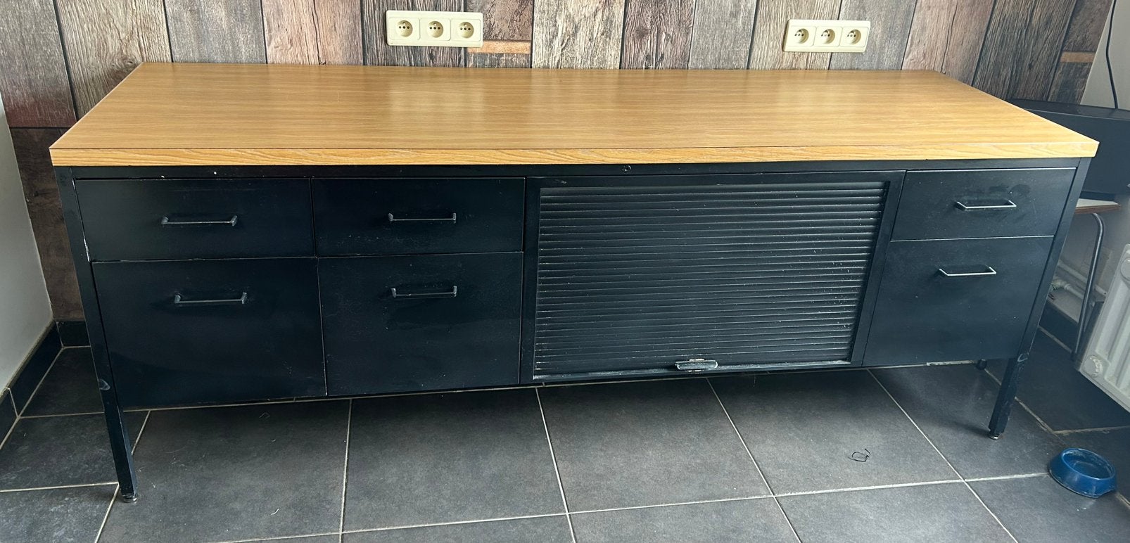 Metalen kast met houten blad, Met plank(en), Gebruikt, 150 tot 200 cm, 50 tot 75 cm