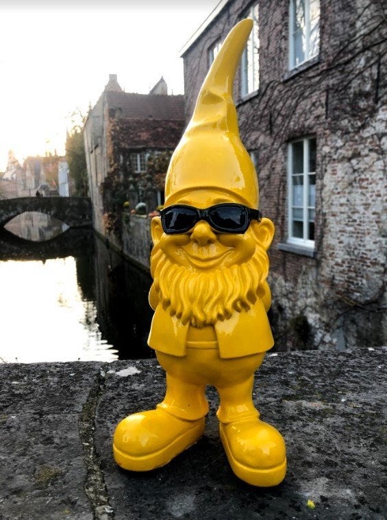 Gele Tuinkabouter met Zonnebril | 41 cm Tuinbeeld, Tuin en Terras, Ophalen of Verzenden, Nieuw, Kunststof, Tuinkabouter