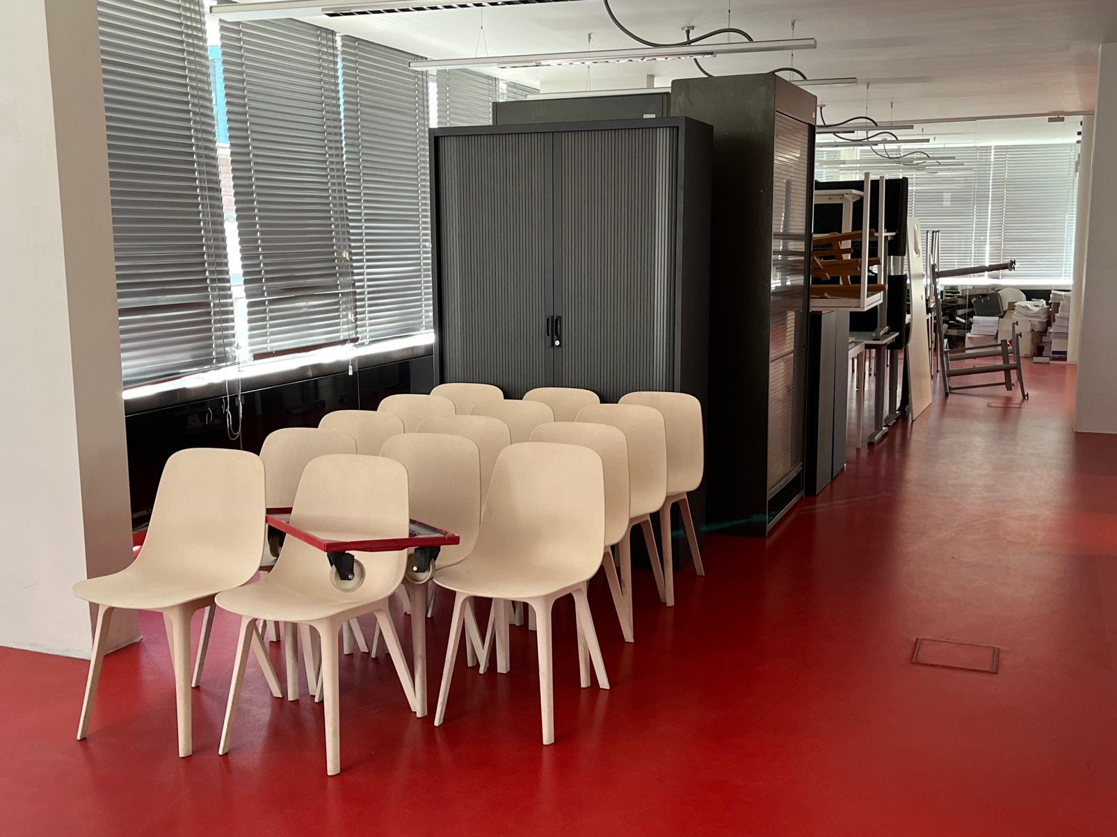 Kantoor meubilair. stoelen kasten tafels, Enlèvement