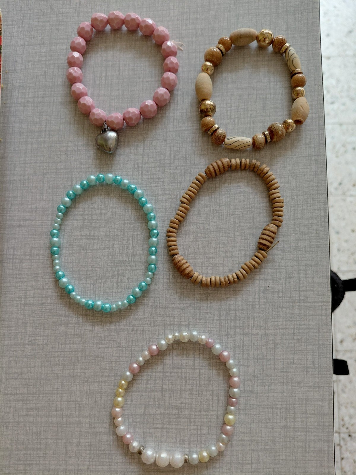 petits bracelets faitaisie et bagues perlées, Enlèvement, Bois