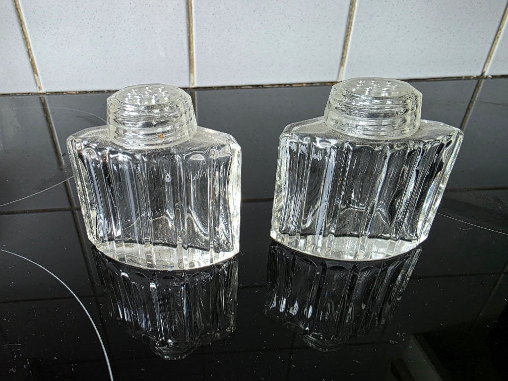 VINTAGE ZOUT EN PEPERVAT IN GLAS MET SCHROEFDOP, Overige typen, Vintage, Ophalen of Verzenden, Glas