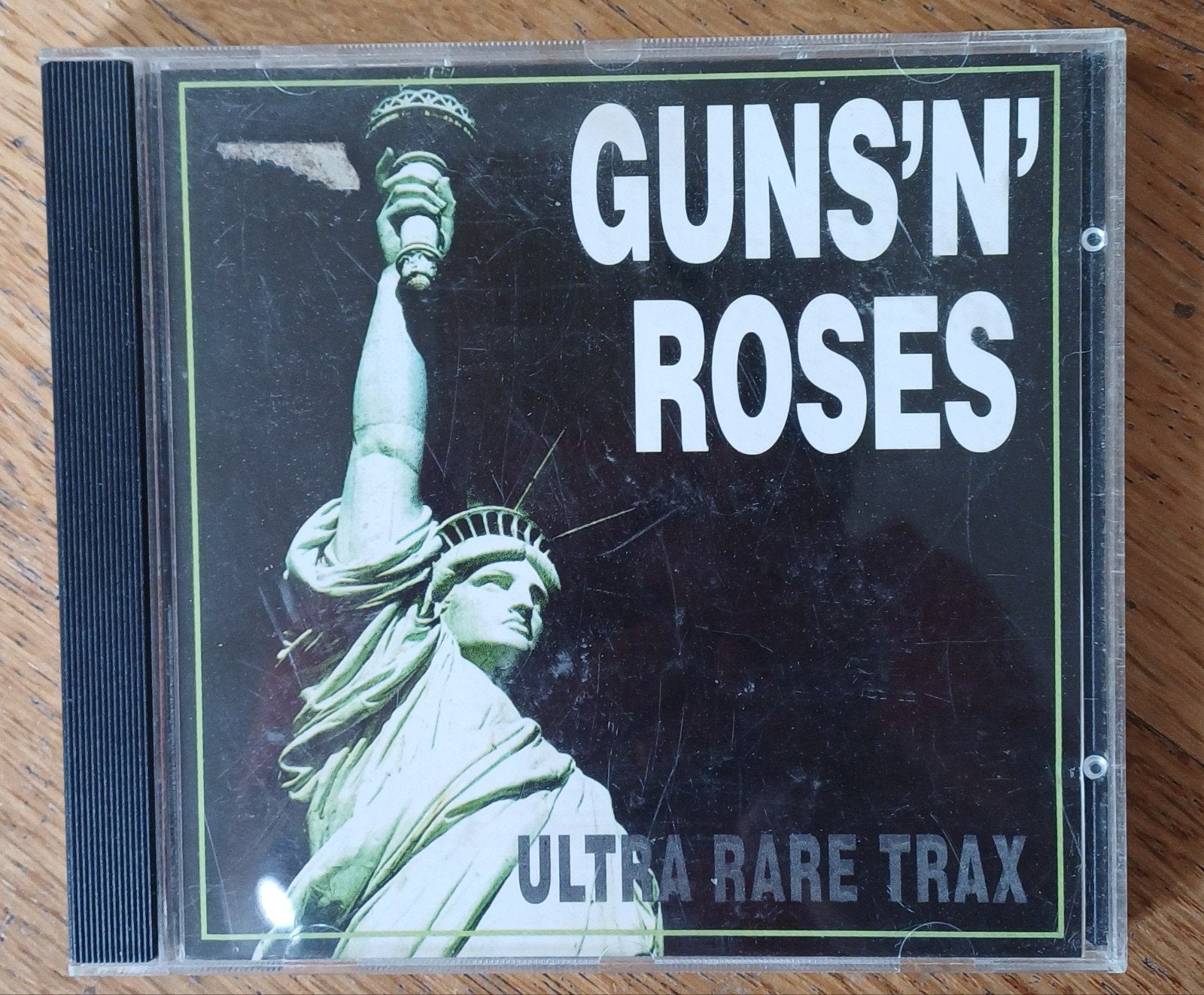 CD Guns N Roses  Ultra Rare Trax. Unof release, Hard rock, Enlèvement ou Envoi, Comme neuf, Matériel bonus