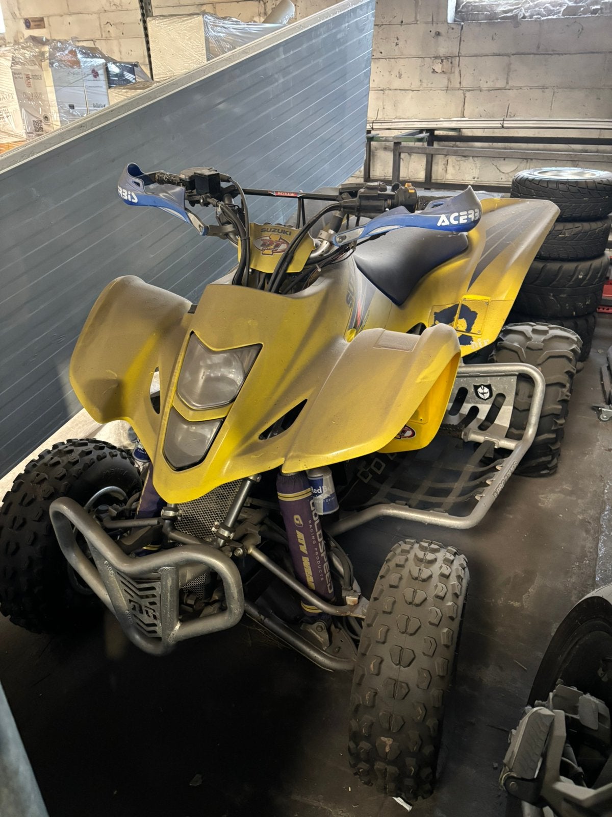 Quad Suzuki avec pneus supplémentaires