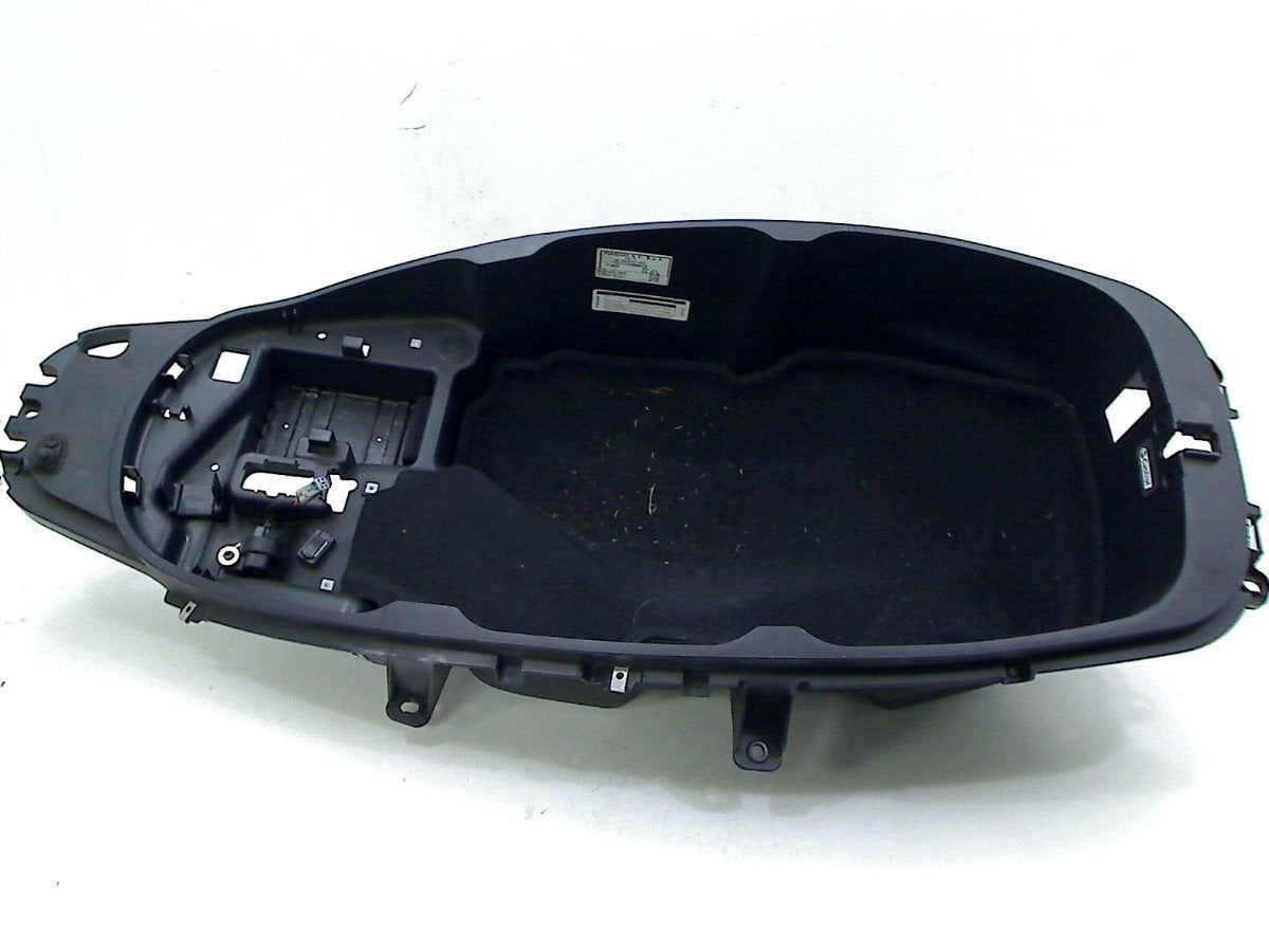 HELMBAK Piaggio MP3 500 2019-2022 (01-2019/12-2022), Dhr. S. di Majo, Gebruikt, Info@cama-motorparts.nl, P.J. Troelstraweg 8 8
3144 CX  MAASSLUIS, NL