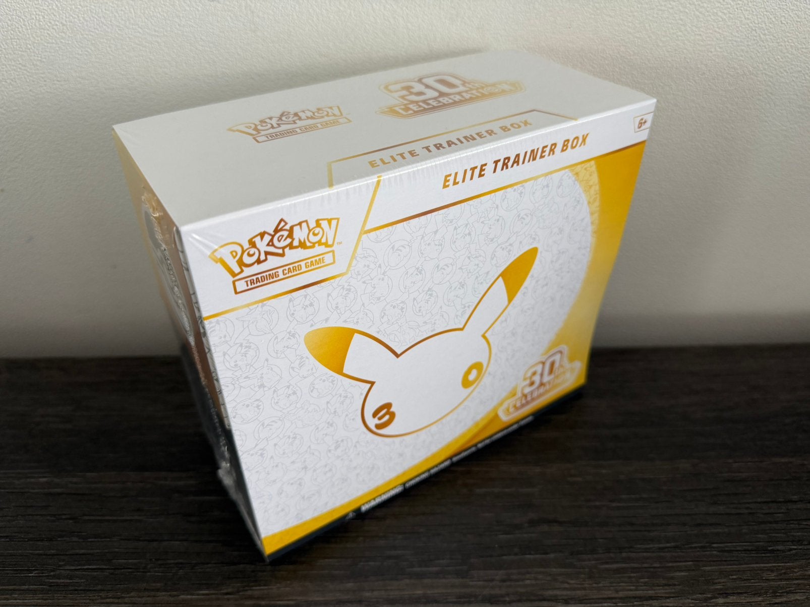 Pokémon - 30th Celebration Elite Trainer Box, Ophalen of Verzenden, Nieuw, Boosterbox, Foil
