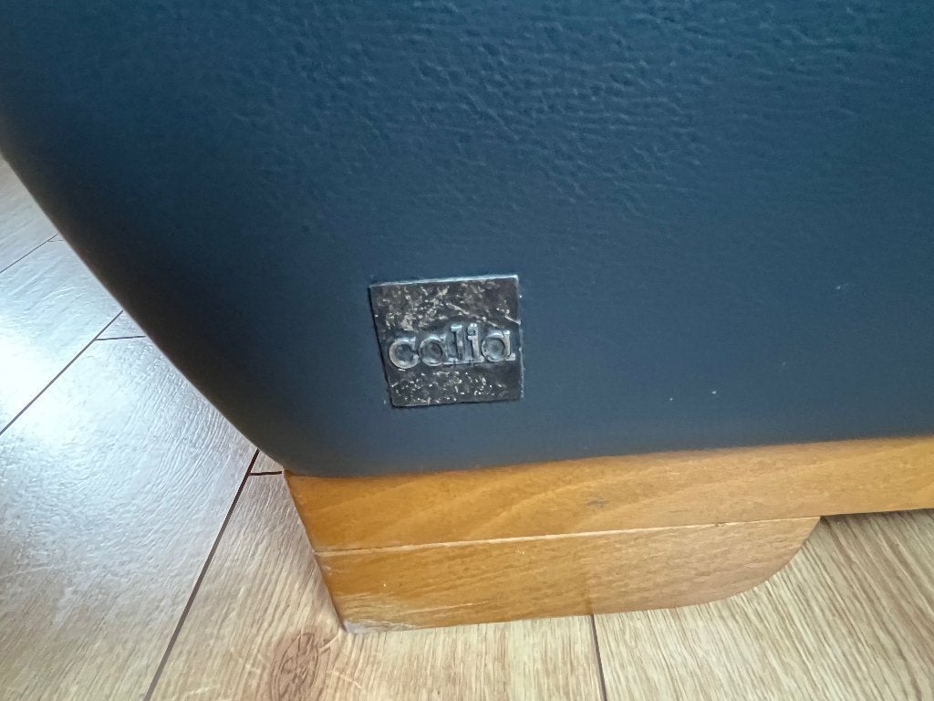 Donkerblauw lederen tweezit zetel met houten pootjes, 75 à 100 cm, Ik vind dat deze zetel in elk interieur kan, Enlèvement, Utilisé