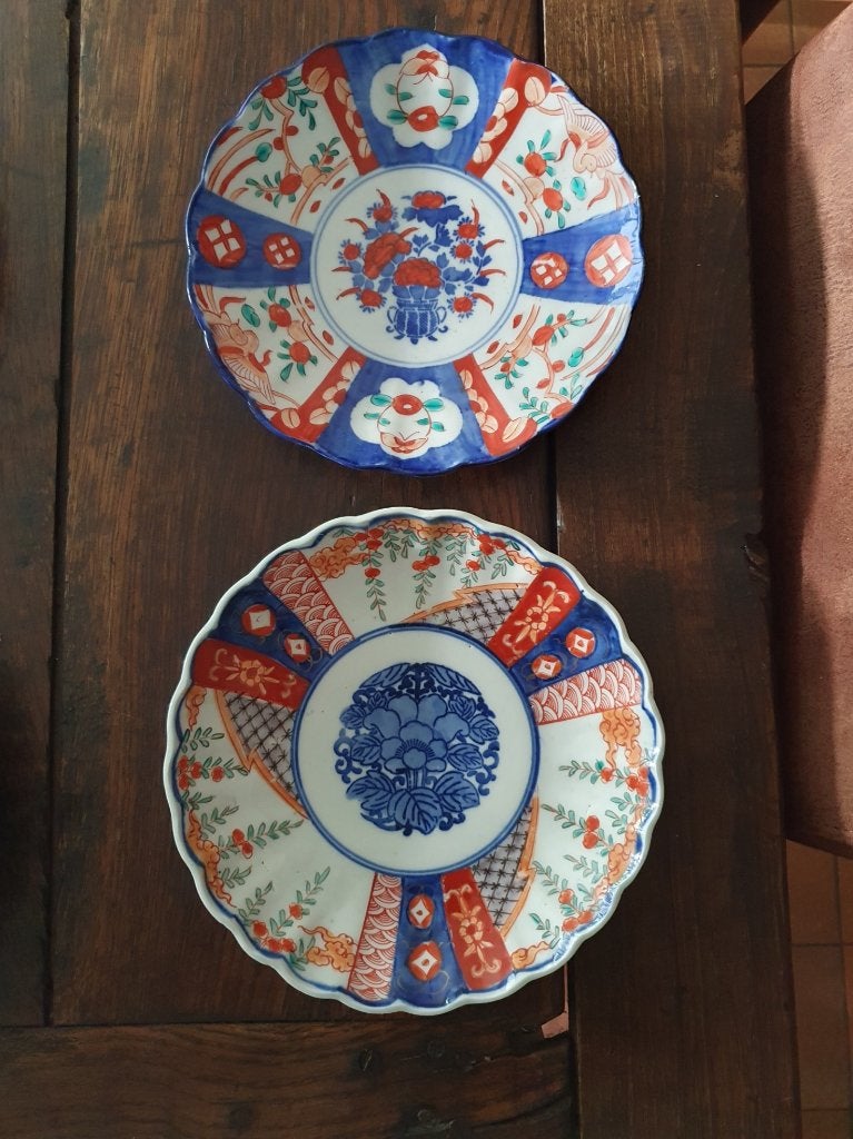 Twee Japanse Imari Borden (Bloemenvaas en Chrysant) Ca. 1900, Ophalen of Verzenden