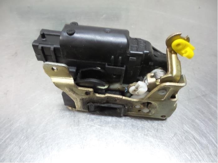 Serrure portière mécanique 2portes droite d'un Nissan Kubi, -, Utilisé, -, Nissan