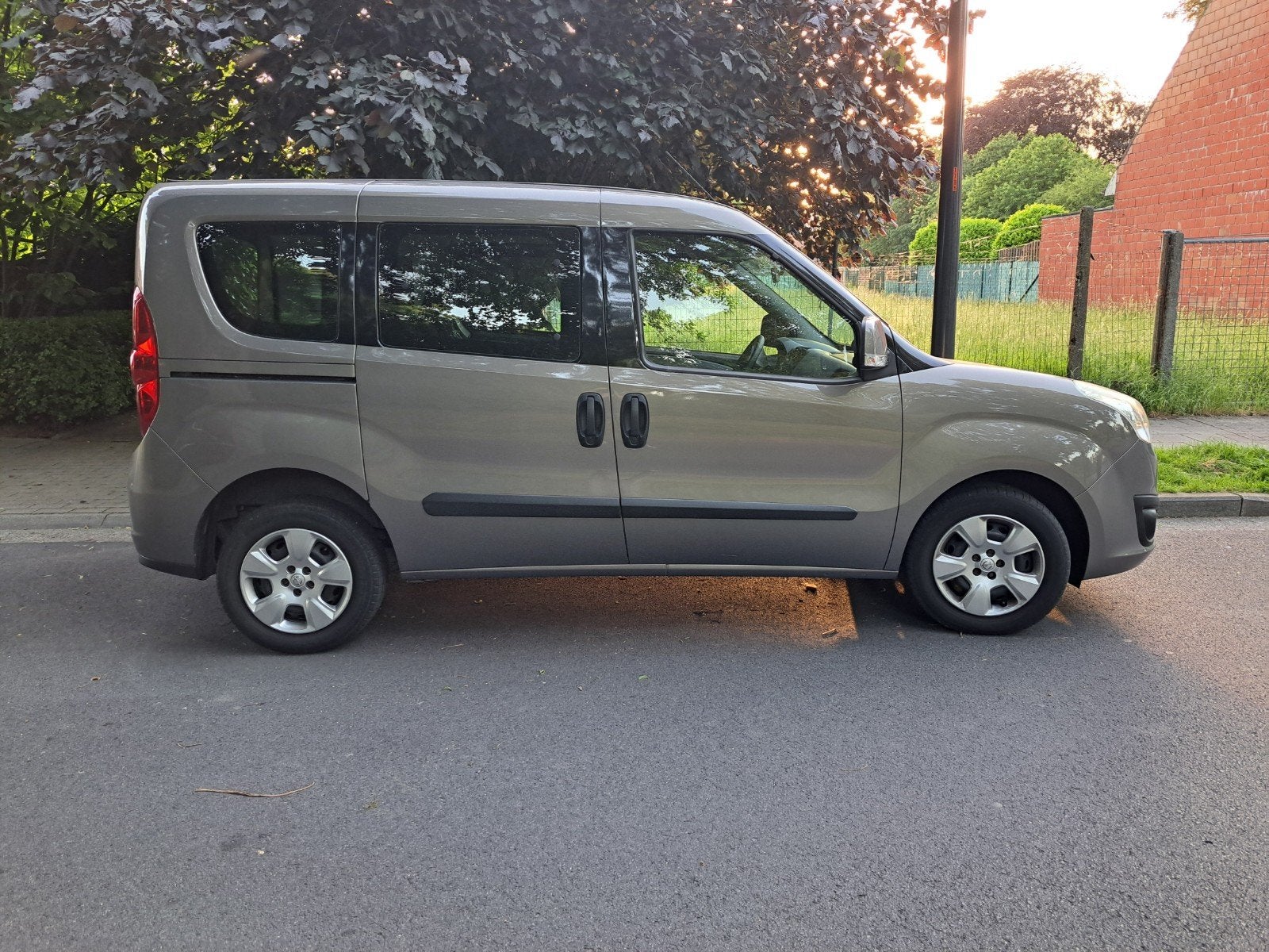 Opel Combo Tour 1.6 CDTI Diesel. Met 91000 km. Nieuwe staat, Voorwielaandrijving, Zwart, 4 cilinders, Bruin