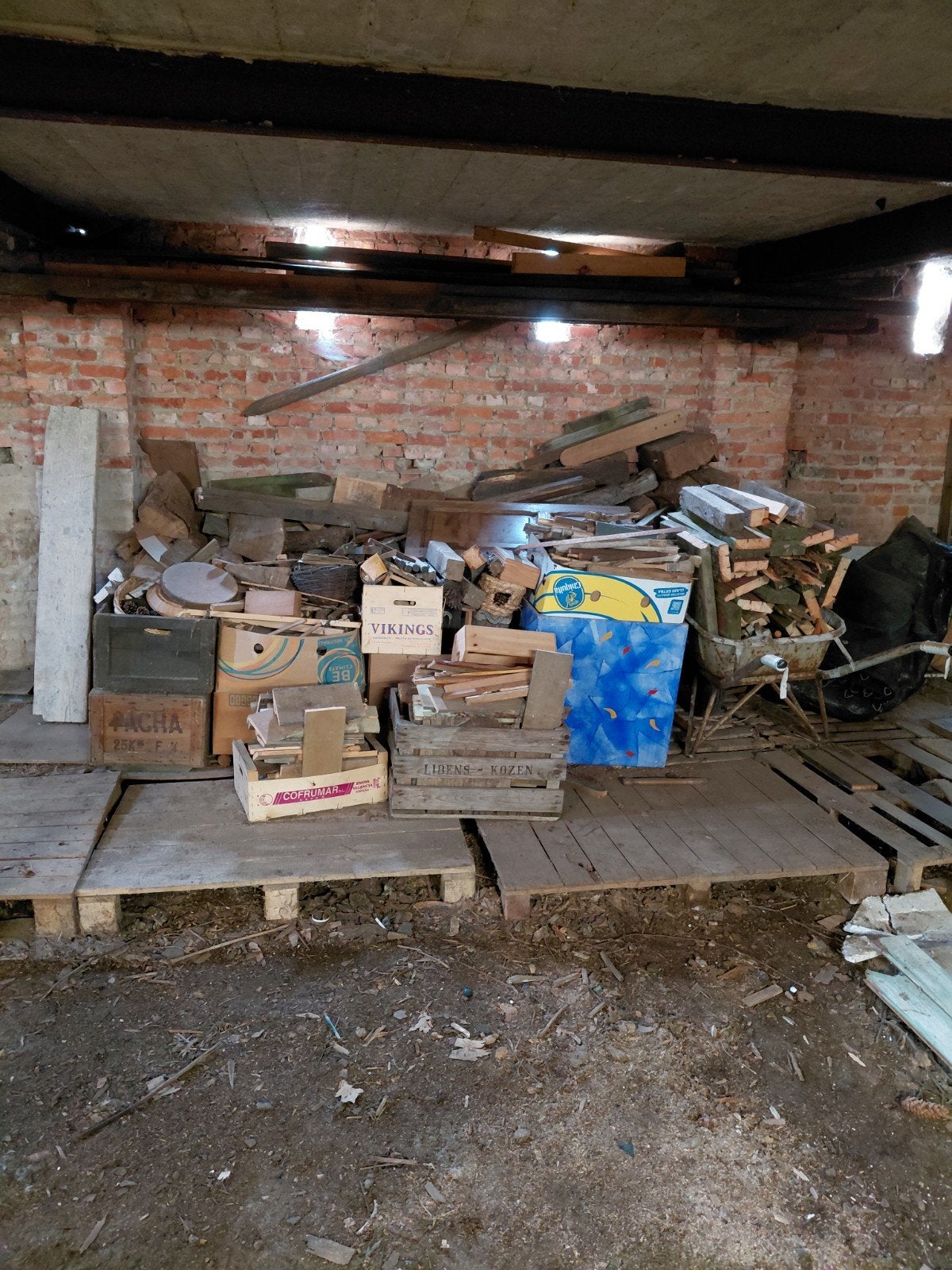 Stookhout, paletten en houten platen gratis.
