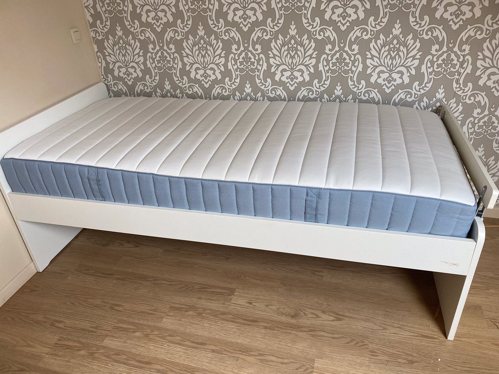 1 persoonsbed met nieuwe matras, Huis en Inrichting, Slaapkamer | Bedden, Ophalen, Zo goed als nieuw