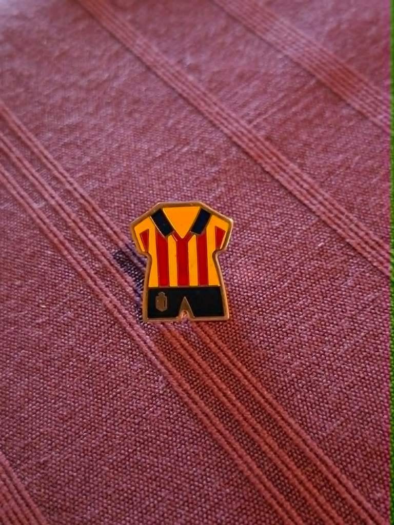 pin/speldje : KV Mechelen / voetbaltenue, Ophalen of Verzenden, Zo goed als nieuw, Sport, Speldje of Pin