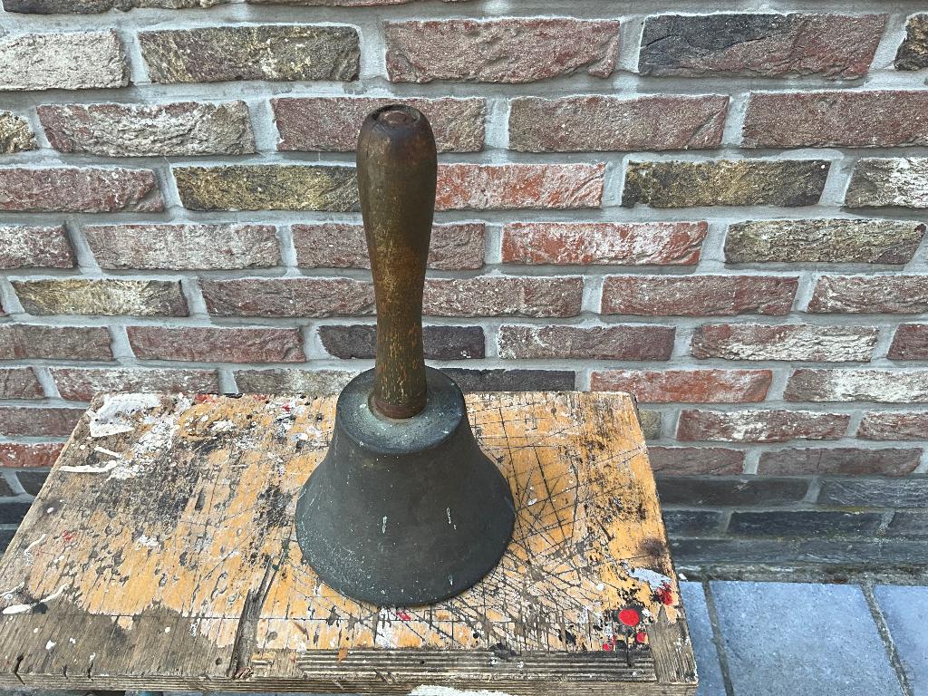 Oude bronzen schoolbel, Ophalen