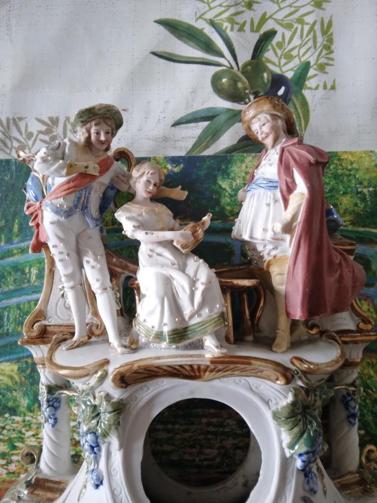 Te restaureren beeld om klok in te steken, Enlèvement