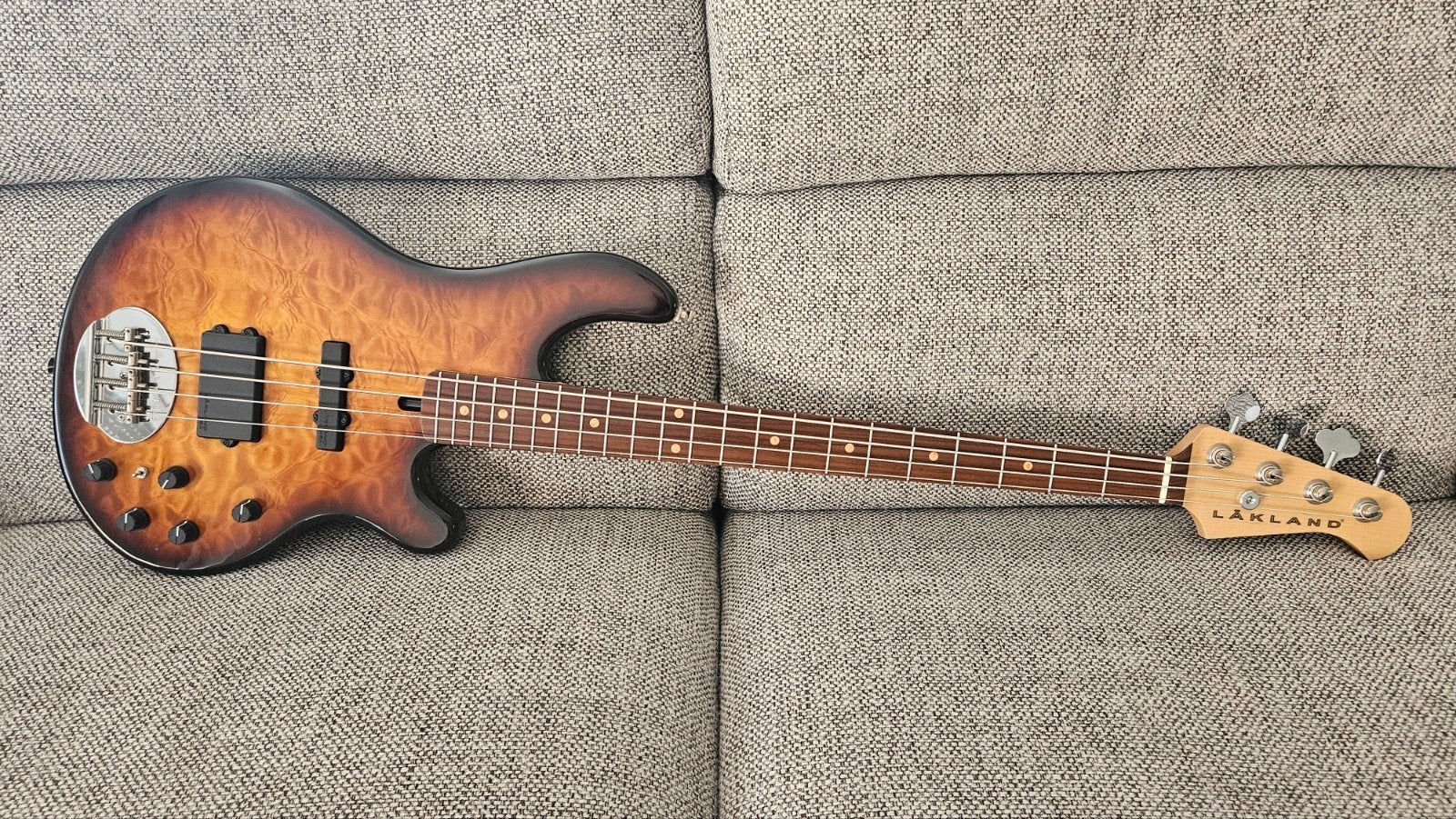 Lakland 44-94 US deluxe, Muziek en Instrumenten, Snaarinstrumenten | Gitaren | Bas, 5-snarig