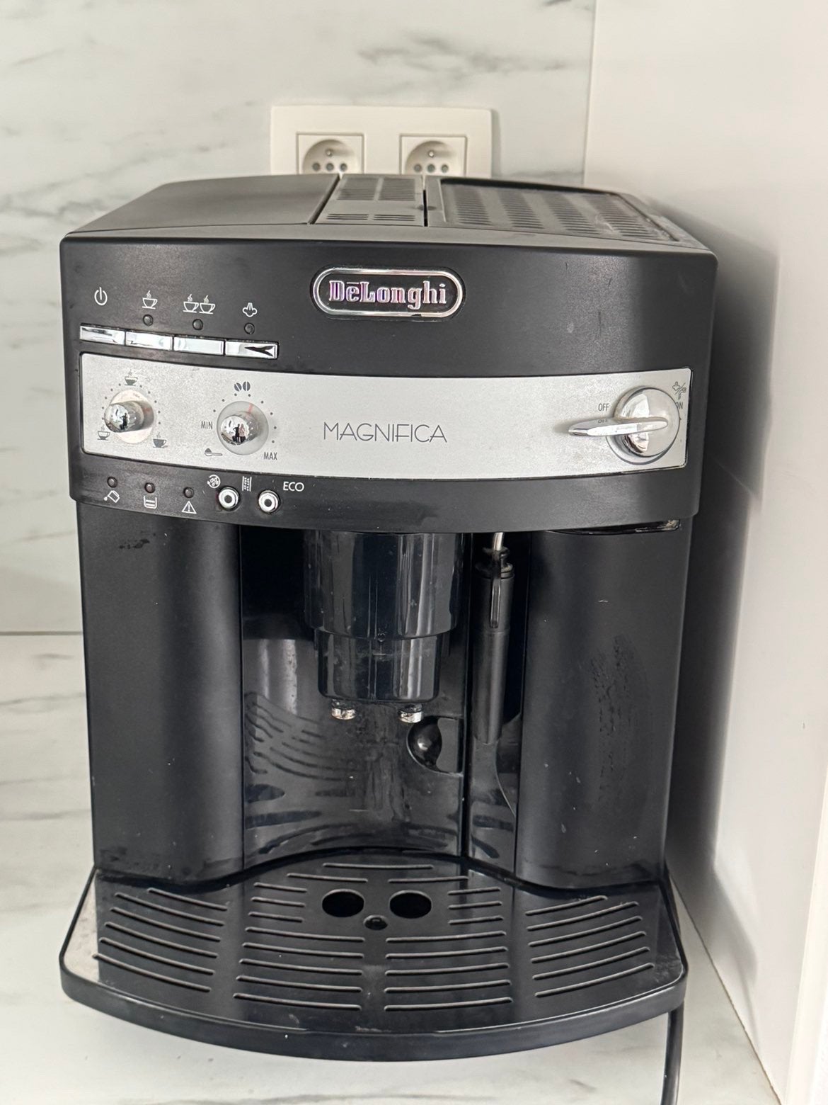 Machine à café DeLonghi Magnifica, Electroménager, Cafetières, Réservoir d'eau amovible, Café en grains, Utilisé, Enlèvement
