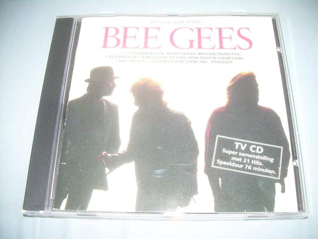 CD - THE BEE GEES - THE VERY BEST, Cd's en Dvd's, Cd's | Pop, Ophalen of Verzenden, 1970 - 1979, Zo goed als nieuw