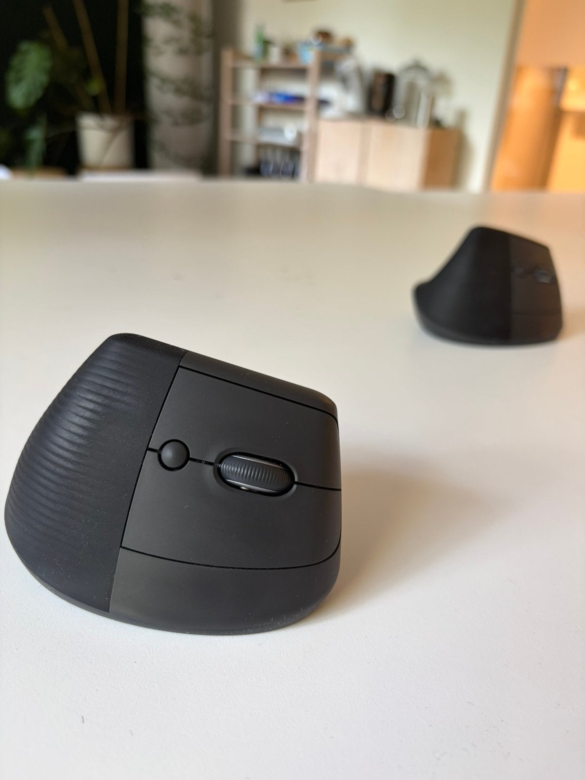 2 x Logitech LIFT (rechtshandig), Computers en Software, Muizen, Ophalen of Verzenden, Zo goed als nieuw, Rechtshandig, Muis