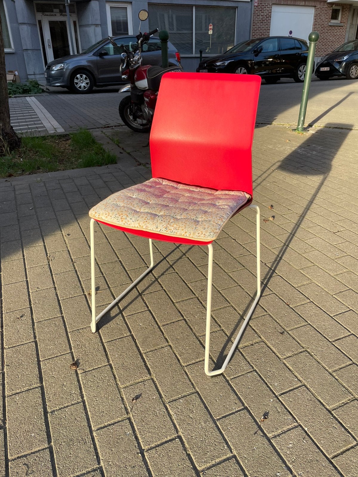 Chaise en plastique rouge, pieds en métal blanc, Enlèvement, Comme neuf, Métal