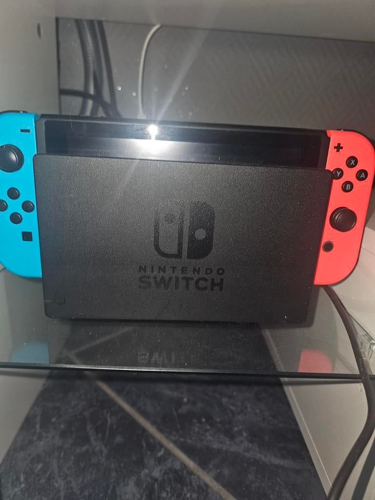 Titre : Nintendo Switch complète + 2 manettes + 5 jeux, Enlèvement