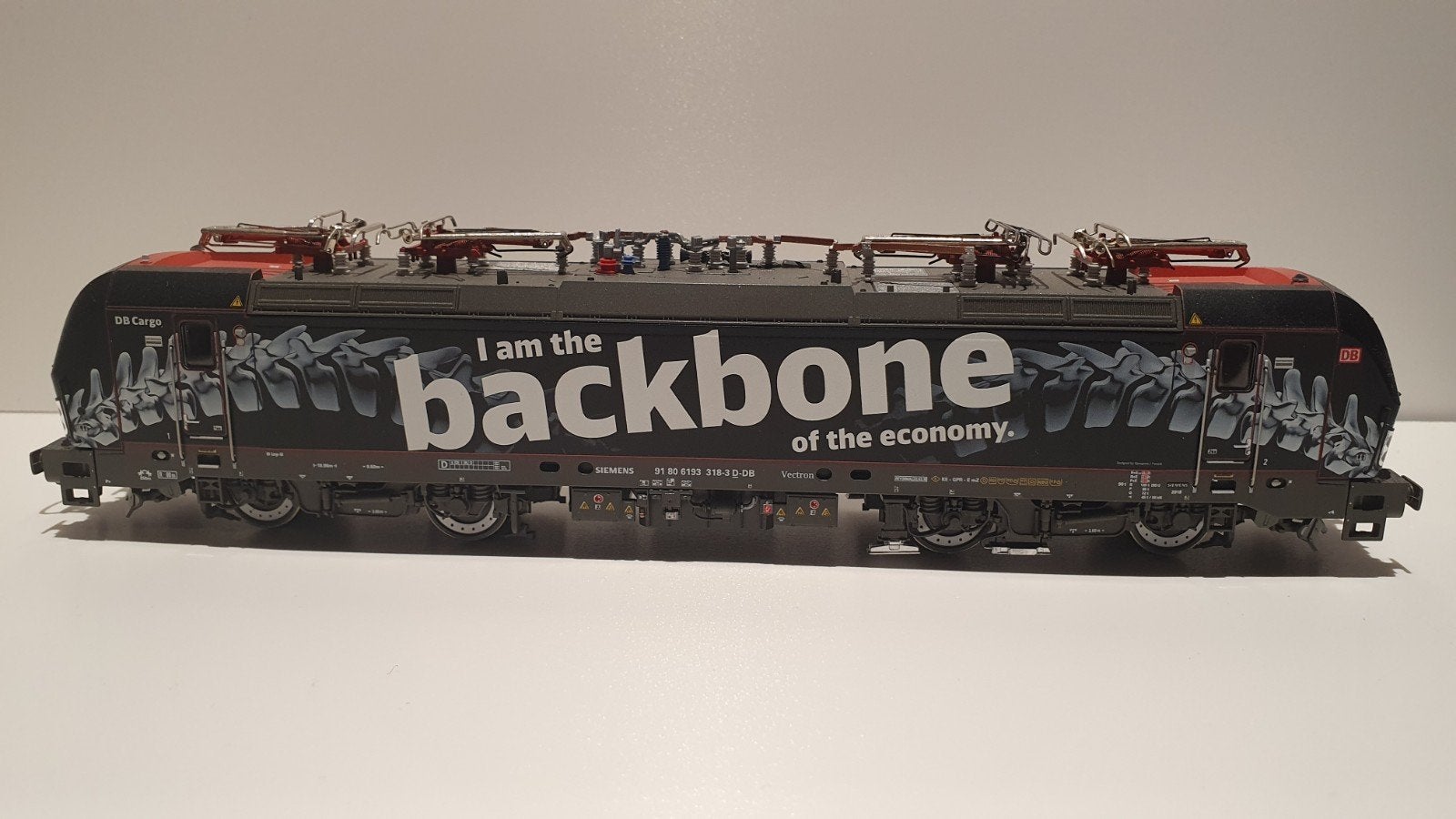 Vectron 194 318 DB Cargo I am the Backbone of the economy., Ophalen of Verzenden, Zo goed als nieuw, Roco, Analoog