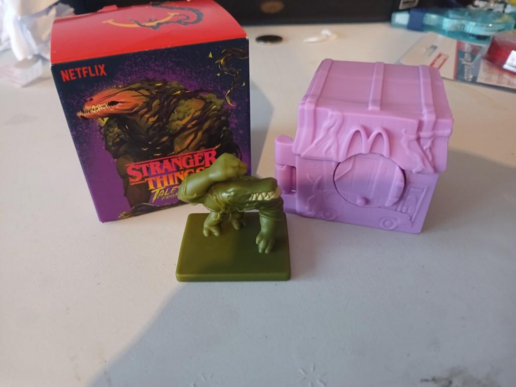 stranger things, Ophalen of Verzenden, Nieuw, Boosterbox, Foil