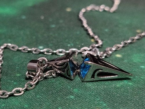 Zilverkleurige ketting met blauwe edelsteen hanger, Enlèvement ou Envoi