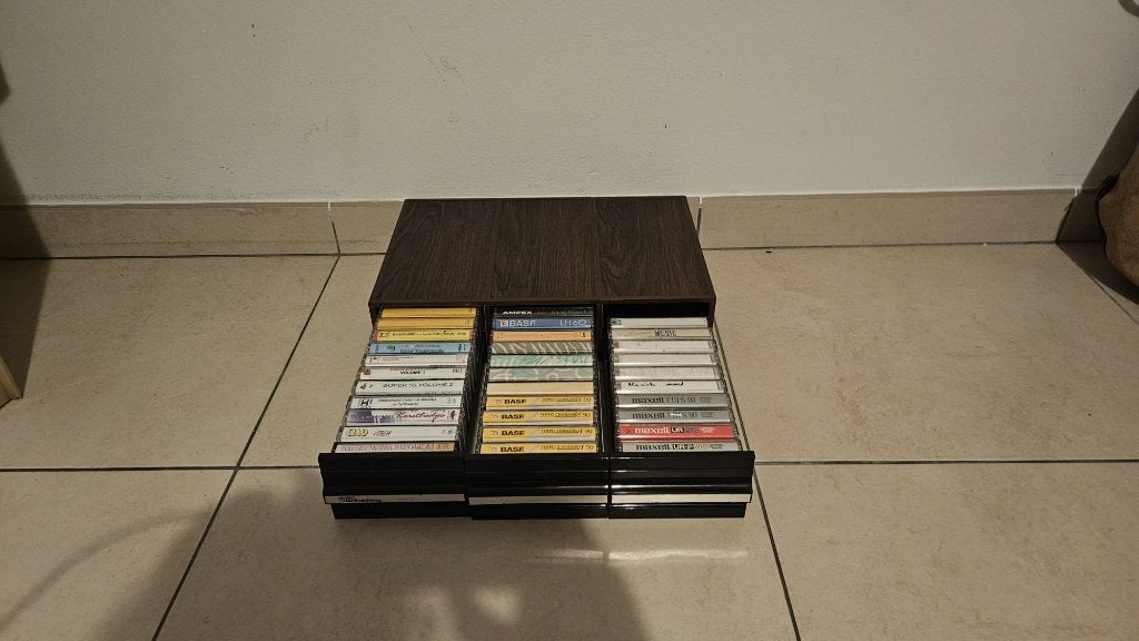 casettedoos + cassetten, CD & DVD, Cassettes audio, 26 cassettes audio ou plus, Pré-enregistrées, Avec boîte de rangement, étagère ou coffret